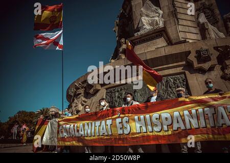 Barcellona, Spagna. 12 Ott 2020. L'anti-separatista catalano onda bandiere spagnole mentre si riuniscono al Monumento di Colombo a Barcellona che segna il credito nazionale della Spagna: Matthias Oesterle/Alamy Live News Foto Stock