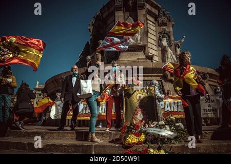 Barcellona, Spagna. 12 Ott 2020. I catalani anti-separatisti prendono parte a un'offerta floreale al Monumento Colombo di Barcellona che segna il National Day Credit della Spagna: Matthias Oesterle/Alamy Live News Foto Stock