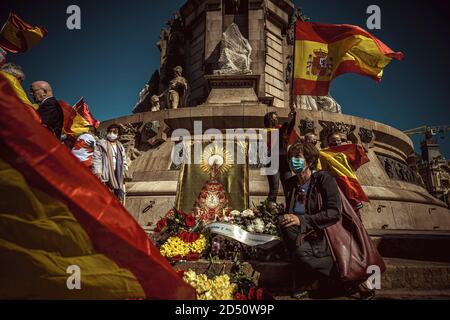 Barcellona, Spagna. 12 Ott 2020. I catalani anti-separatisti prendono parte a un'offerta floreale al Monumento Colombo di Barcellona che segna il National Day Credit della Spagna: Matthias Oesterle/Alamy Live News Foto Stock