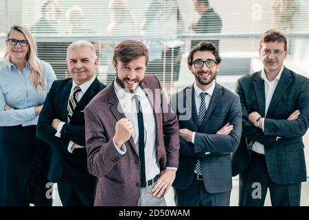 uomo d'affari felice e un gruppo di esperti leader in piedi toget Foto Stock