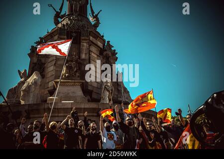 Barcellona, Spagna. 12 Ott 2020. I membri del gruppo di estrema destra FNI-PNSOE bruciano bandiere catalane pro-indipendenza al Monumento Columbus di Barcellona mentre si riuniscono per celebrare il National Day Credit della Spagna: Matthias Oesterle/Alamy Live News Foto Stock