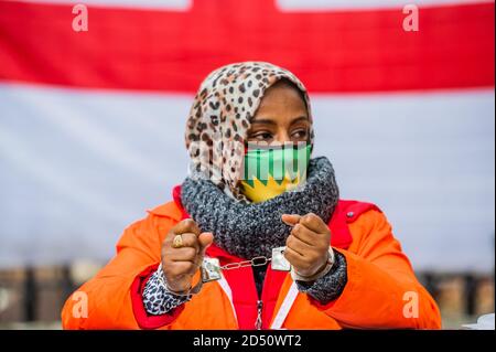 Londra, Regno Unito. 12 Ott 2020. Le donne oromo a Londra protestano, di fronte a Downing Street, per la pace e la giustizia nella regione di Oromia in Etiopia. In particolare si oppongono agli abusi da quando Abiv Ahmed è salito al potere con l'aiuto di uomini dello Stato. Credit: Guy Bell/Alamy Live News Foto Stock