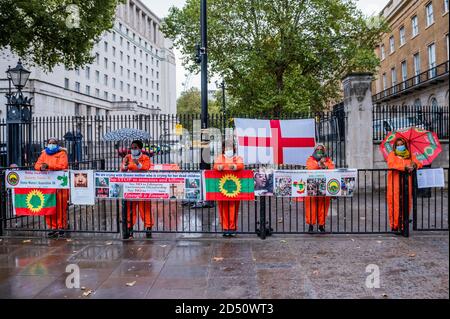 Londra, Regno Unito. 12 Ott 2020. Le donne oromo a Londra protestano, di fronte a Downing Street, per la pace e la giustizia nella regione di Oromia in Etiopia. In particolare si oppongono agli abusi da quando Abiv Ahmed è salito al potere con l'aiuto di uomini dello Stato. Credit: Guy Bell/Alamy Live News Foto Stock