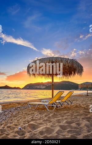 Tramonto sulla spiaggia, isola di Corfù, Grecia Foto Stock