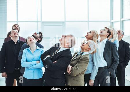gruppo numeroso di persone diverse in viaggio d'affari. Foto Stock