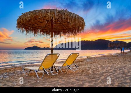 Tramonto sulla spiaggia, isola di Corfù, Grecia Foto Stock