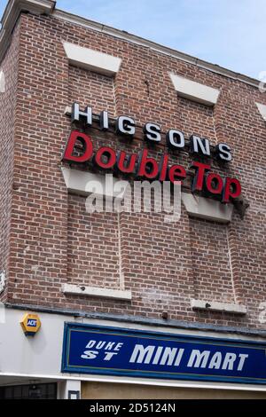 Old Higsons Double Top segno sull'edificio sopra negozio in Liverpool luglio 2020 Foto Stock