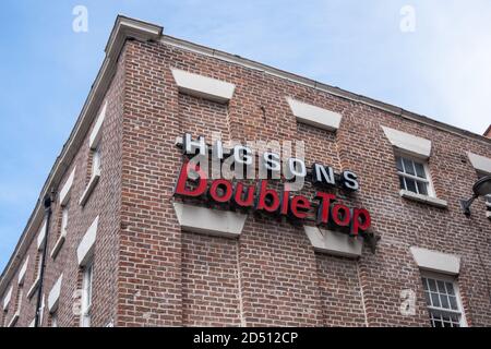 Old Higsons Double Top segno sull'edificio sopra negozio in Liverpool luglio 2020 Foto Stock