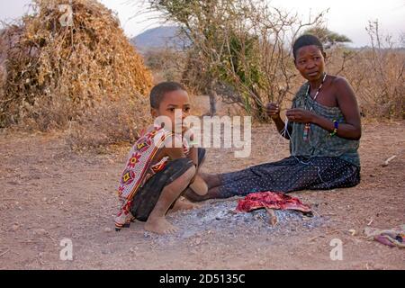 Ritratto di una giovane madre di Hadza con il suo bambino, Hadza o Hadzabe è una piccola tribù di cacciatori raccoglitori. Fotografato al lago Eyasi, Tanzania Foto Stock