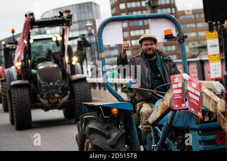 Gli agricoltori dei trattori prendono parte a una protesta sugli standard alimentari e agricoli, organizzata da Save British Farming (SBF), Westminster, Londra, il giorno in cui la legge agricola modificata ritorna alla Camera dei Comuni. Foto Stock