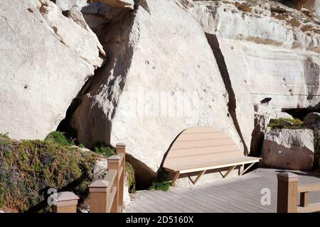 Panca di legno vicino alla scogliera. Roccia sabbiosa di superficie. Riva rocciosa del Mar Caspio. 10 ottobre 2019 anno. Foto Stock