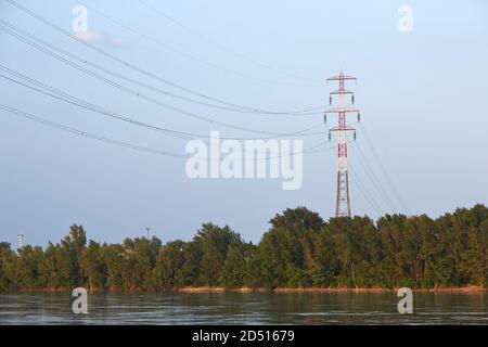 Linee elettriche sul fiume Foto Stock