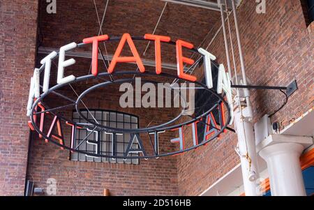 Cartello sopra l'ingresso alla Tate Art Gallery Albert Dock Liverpool nel luglio 2020 Foto Stock