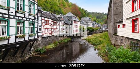 Vista pittoresca delle tradizionali case a graticcio lungo il fiume Rur, nel centro storico di Monschau, in Germania. Foto Stock