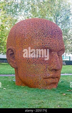 Londra, Grosvenor Square. Artista coreano Seo Young-Deok's Meditation 1554 scultura - parte del Mayfair Sculpture Trail dell'ottobre 2020. Foto Stock