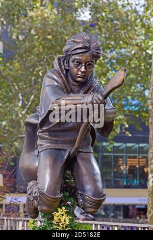 Una statua di Harry Potter nella Leicester Square di Londra. Installato nel mese di ottobre 2020, e l'ultimo in una scena nel percorso del film di Piazza. Foto Stock