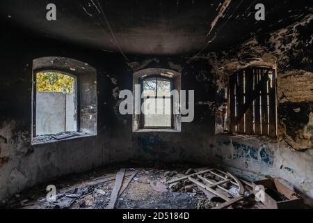 Interno di vecchia dimora storica dopo il fuoco Foto Stock