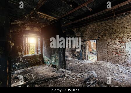 Interno di vecchia dimora storica dopo il fuoco Foto Stock