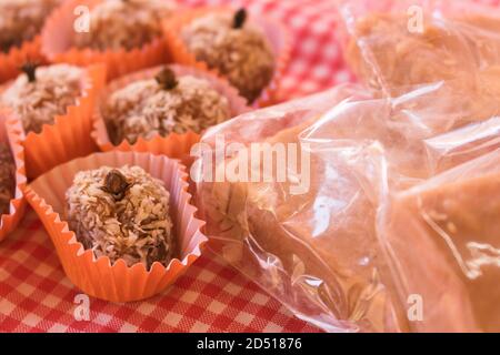 Caramelle brasiliane al latte da dessert su un tavolo di legno. Festa Junina Party Brazilian Culture Concept Image. Foto Stock