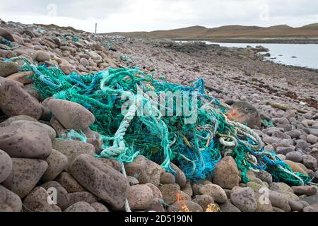 Un groviglio di corde di plastica e reti da pesca si sono arenate sulla spiaggia vicino a Old Dornie, Coigach Peninsula, Wester Ross, Northwest Highlands of Scotland, UK Foto Stock