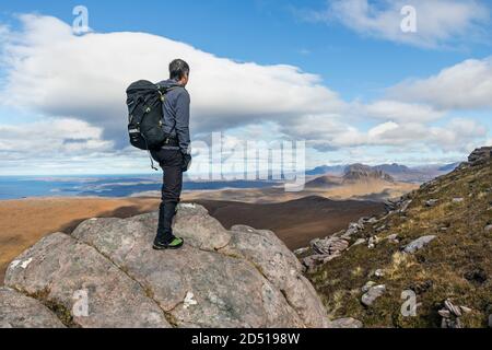 Walker godendo la vista da Beinn nan Caorach verso Stac Pollaidh, Coigach Peninsula, Wester, Ross, Northwest Highland, Scozia, Regno Unito Foto Stock