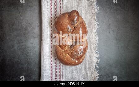 Una pagnotta di pane bianco su un tovagliolo di lino Foto Stock