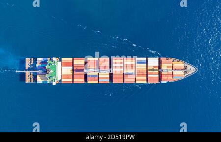 Container cargo ship, import export business e logistica, vista dall'alto. Trasporto di acqua, trasporto internazionale di merci, commercio commerciale e tra Foto Stock