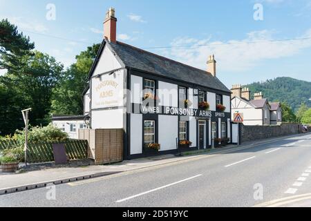 Il pub e ristorante Ponsonby Arms accanto al Dee ponte nel Galles del Nord di Llangollen che prende il nome da Sarah Ponsonby One Delle Signore di Llangollen Foto Stock