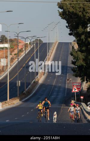 Israele, i bambini e le famiglie si godono le strade vuote per fare un giro in bicicletta durante Yom Kippur. Praticamente tutto il traffico motorizzato si ferma durante la bufale ebraica Foto Stock