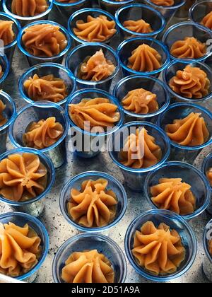 Famoso dolce brasiliano chiamato 'churros de brigadeiro'. Concetto di cultura brasiliana immagine. Foto Stock