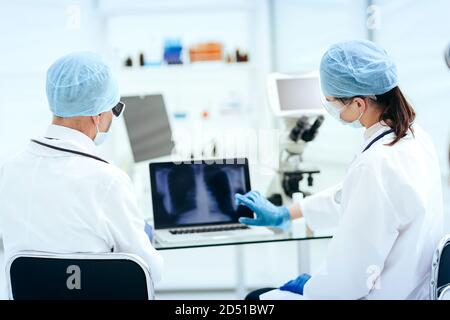 primo piano. medici che parlano di una radiografia toracica. Foto Stock
