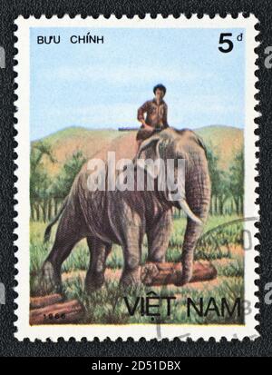 Francobollo. Elefanti asiatici, uomo e elefante operaio, serie, Vietnam, 1986 Foto Stock