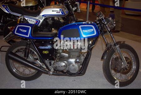 Vecchia motocicletta britannica: Triumph Trident 750 cafe racer Foto Stock