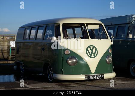 Volkswagen Camper Van un classico veicolo vintage con sospensioni ribassate. Foto Stock