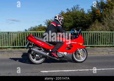 Un motociclista Suzuki GSXF; trasporto a due ruote, motociclette, veicoli, strade, motociclette, motociclisti che guidano a Chorley, Regno Unito Foto Stock