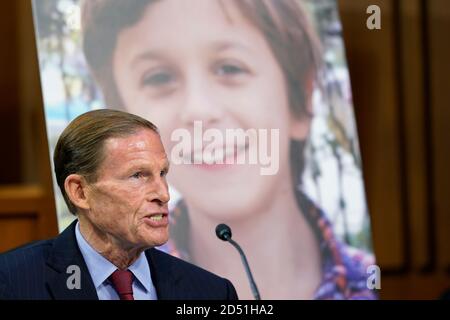 Washington, Stati Uniti. 12 Ott 2020. Il Sen. Richard Blumenthal, D-Ct., parla durante un'audizione di conferma del candidato alla Corte Suprema Amy Coney Barrett dinanzi al Comitato giudiziario del Senato, lunedì 12 ottobre 2020, a Capitol Hill a Washington. (Foto di Susan Walsh/Pool/Sipa USA) Credit: Sipa USA/Alamy Live News Foto Stock