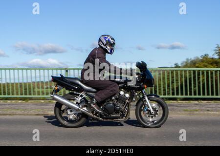 Un pilota Yamaha Fazer Motorbike; due ruote di trasporto, moto, veicolo, strade, moto, motociclisti a motore a Chorley, Regno Unito Foto Stock