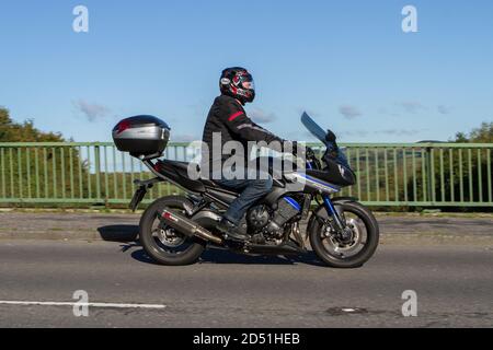 Un pilota Yamaha Fazer Motorbike; due ruote di trasporto, moto, veicolo, strade, moto, motociclisti a motore a Chorley, Regno Unito Foto Stock