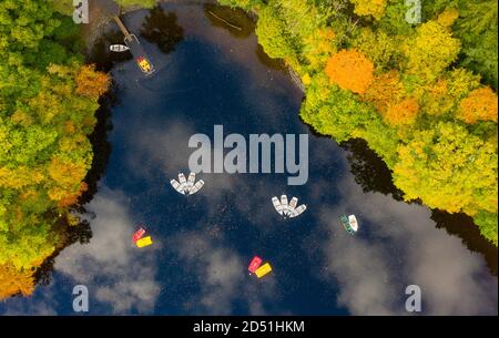 Pitlochry, Scozia, Regno Unito. 12 ottobre 2020. Vista aerea delle barche a remi ormeggiate sul Loch Faskally a Pitlochry. Iain Masterton/Alamy Live News Foto Stock