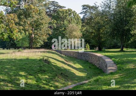 Ha ha ha o sunken fossato nei giardini di Castle Ashby House, Northamptonshire, UK; progettato per tenere fuori il bestiame senza rovinare la vista. Foto Stock