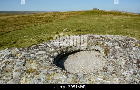 Bacino roccioso al Middle Tor, Chagford Common su Dartmoor, Devon Foto Stock