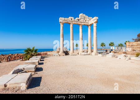 Tempio di Apollo presso l'antica città Di Side nella regione di Antalya sulla costa mediterranea della Turchia. Foto Stock