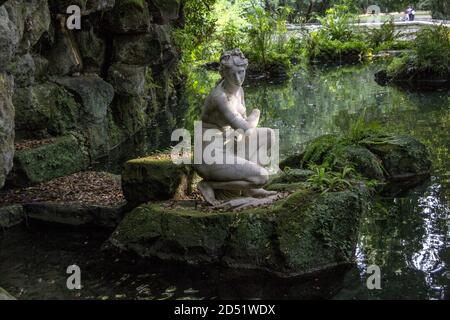 Il suggestivo bagno di Venere, una sorta di oasi, intitolata alla presenza di una statua in marmo di Carrara (scolpita da Tommaso solari) che raffigura la dea Venere che emerge dall'acqua di un piccolo laghetto, si trova nel Giardino Inglese ( disegnato da Carlo Vanvitelli, Figlio dell'architetto del Palazzo reale, e del giardiniere britannico John Andrew Graefer, che agì per volontà della regina Maria Carolina, (moglie di Ferdinando IV di Borbone). Si trova all'interno del parco della Reggia di Caserta, occupa circa 24 ettari ed è caratterizzato dalla presenza di torrenti, laghi, stagni, colline e. Foto Stock