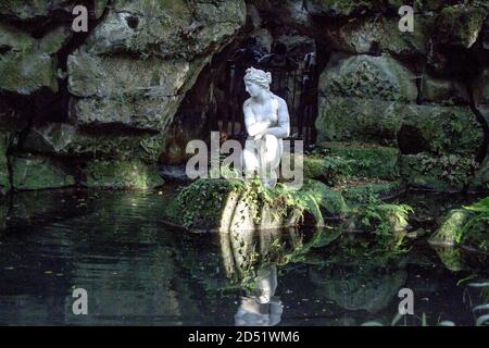 Il suggestivo bagno di Venere, una sorta di oasi, intitolata alla presenza di una statua in marmo di Carrara (scolpita da Tommaso solari) che raffigura la dea Venere che emerge dall'acqua di un piccolo laghetto, si trova nel Giardino Inglese ( disegnato da Carlo Vanvitelli, Figlio dell'architetto del Palazzo reale, e del giardiniere britannico John Andrew Graefer, che agì per volontà della regina Maria Carolina, (moglie di Ferdinando IV di Borbone). Si trova all'interno del parco della Reggia di Caserta, occupa circa 24 ettari ed è caratterizzato dalla presenza di torrenti, laghi, stagni, colline e. Foto Stock