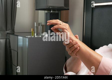 Vecchia donna affetti da polso dolore a mano, problema di salute concetto Foto Stock