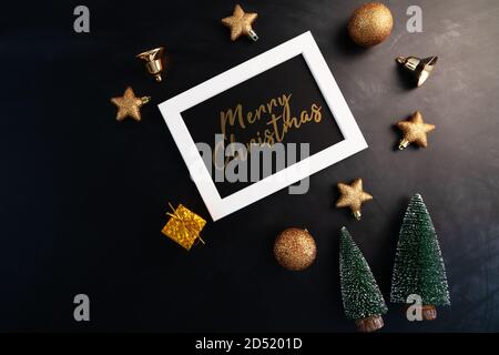 buon natale, cornice fotografica con decorazioni natalizie su sfondo nero Foto Stock