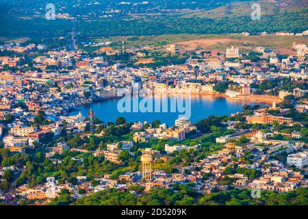 Pushkar città e lago vista panoramica in Rajasthan stato dell'India Foto Stock