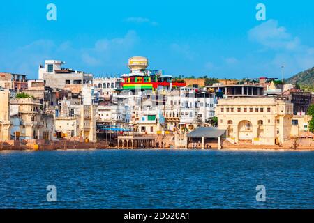 Ghats al lago Pushkar nella città di Pushkar nello stato Rajasthan dell'India Foto Stock