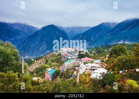 Kalpa e Kinnaur Kailash montagna vista panoramica aerea. Kalpa è una piccola città della valle del fiume Sutlej, Himachal Pradesh in India Foto Stock