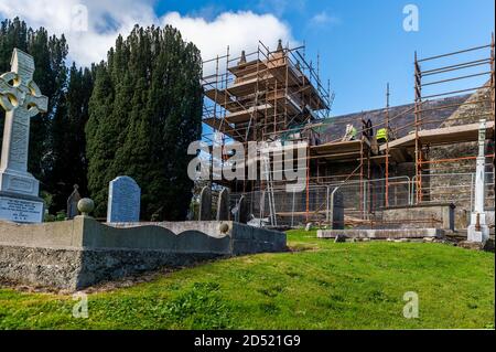 Timoleague, West Cork, Irlanda. 12 Ott 2020. I tetti continuano a sostituire il tetto della Chiesa dell'Ascensione a Timoleague questo pomeriggio. Il tetto era in perdita in numerosi luoghi e ha bisogno di sostituzione prima di qualsiasi danno è stato fatto ai mosaici. L'intero progetto costa €90,000, finanziato interamente da donazioni. Credit: AG News/Alamy Live News Foto Stock